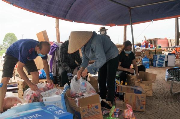 Người Bắc Giang mổ lợn, chia gạo cho công nhân vùng tâm dịch-6