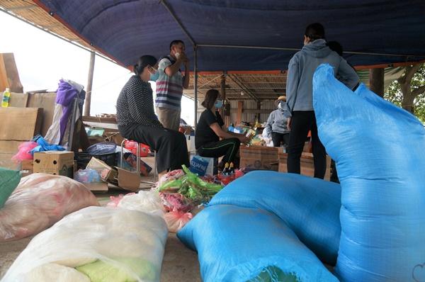 Người Bắc Giang mổ lợn, chia gạo cho công nhân vùng tâm dịch-7