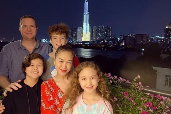 Ngọc Nga viên mãn bên chồng Tây và 3 con lai