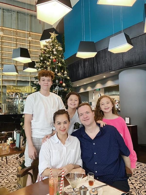 Cựu người mẫu sắp kỷ niệm 16 năm ngày cưới với ông xã Lindsay. Ngọc Nga mãn nguyện khi có người chồng hết lòng yêu thương vợ con, tận tụy với gia đình.