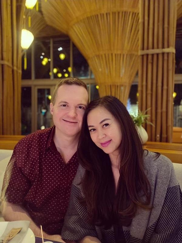 Ngọc Nga tâm sự, do khác biệt văn hóa nên lúc mới cưới vợ chồng cô thỉnh thoảng bất đồng quan điểm nhưng theo thời gian họ ngày càng hiểu nhau và sống hòa hợp, hạnh phúc hơn. "Chúng tôi chung quan điểm là vợ chồng phải thẳng thắn nói ra những điều không hài lòng về nhau để cùng sửa đổi. Cả hai không chỉ sống cho mình mà còn sống cho gia đình", Ngọc Nga nói.