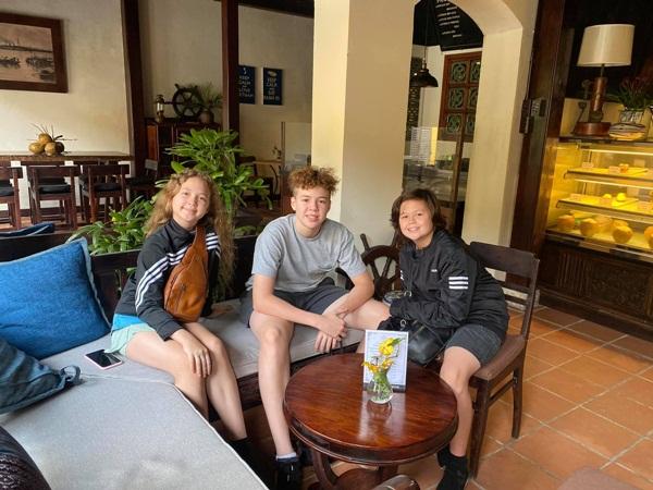 Con đầu của Ngọc Nga tên William (giữa), con thứ hai là Edward (phải) và con út là bé gái tên Elizabeth. 3 bé hiện học trường quốc tế tại TP HCM. Vì ông xã bận rộn điều hành công ty, Ngọc Nga đảm nhận việc chăm sóc, kiểm tra con học tập. "Anh ấy luôn tôn trọng và tin tưởng để tôi toàn tâm dạy dỗ, định hướng con cái", Ngọc Nga kể.