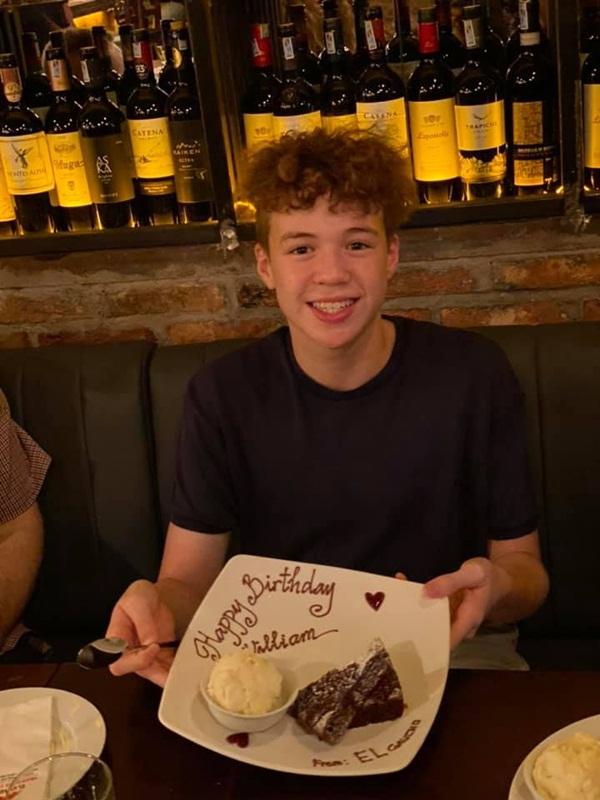 Cậu cả William 15 tuổi thích đánh trống và chơi bóng rổ.