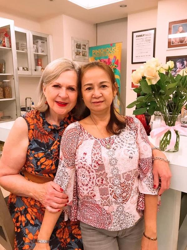 Mẹ chồng Tây và mẹ ruột người đẹp cũng có mối quan hệ thân thiết, thường xuyên thăm hỏi, trò chuyện với nhau. Ngọc Nga rất mãn nguyện với hạnh phúc êm đềm hiện tại.