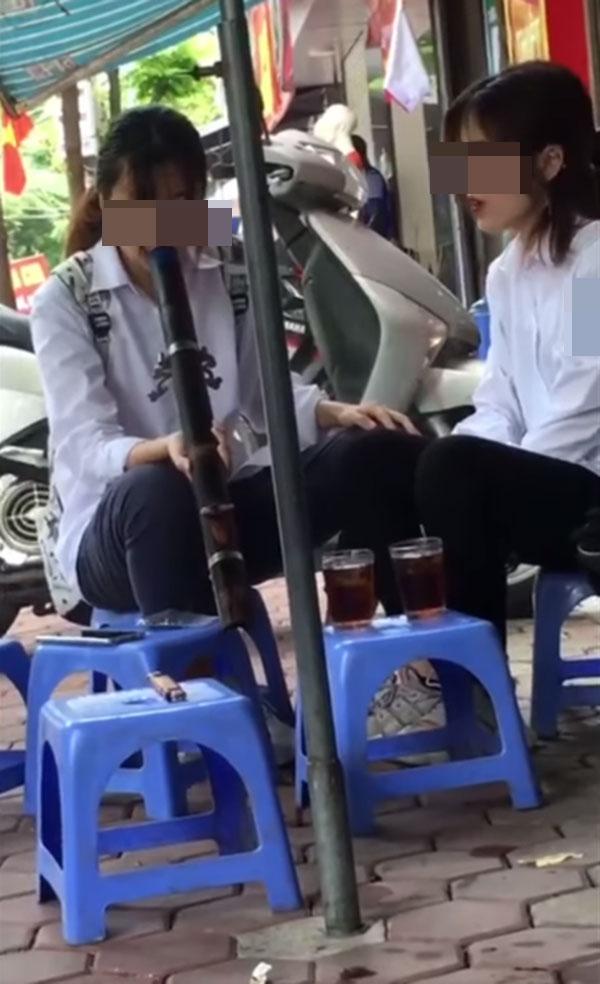 Nữ sinh mặt non choẹt rít thuốc lào sòng sọc, hội con trai chạy mất dép-1