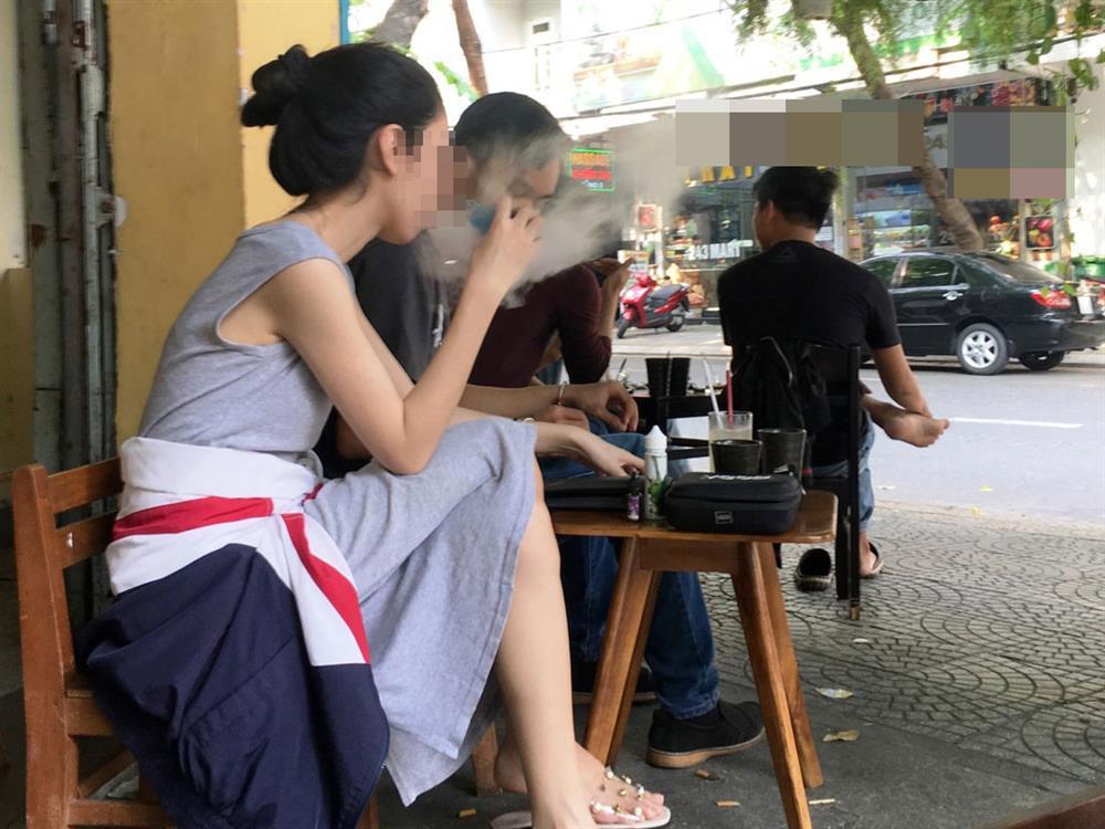 Nữ sinh mặt non choẹt rít thuốc lào sòng sọc, hội con trai chạy mất dép-9