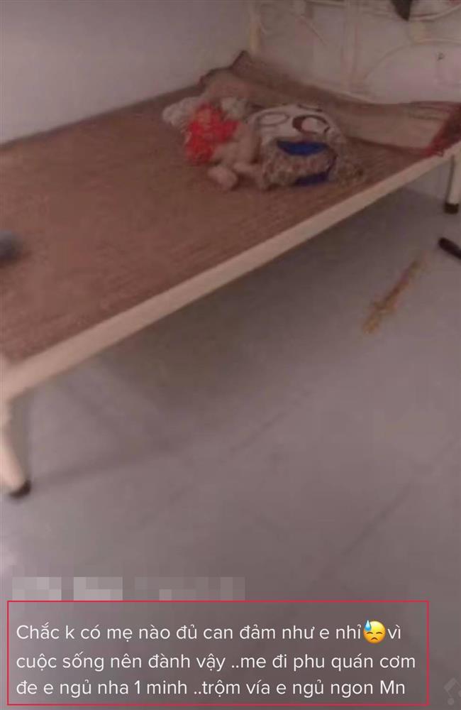 Tranh cãi mẹ trẻ chốt cửa đi làm, để con một mình nằm ngủ trong phòng trọ-1