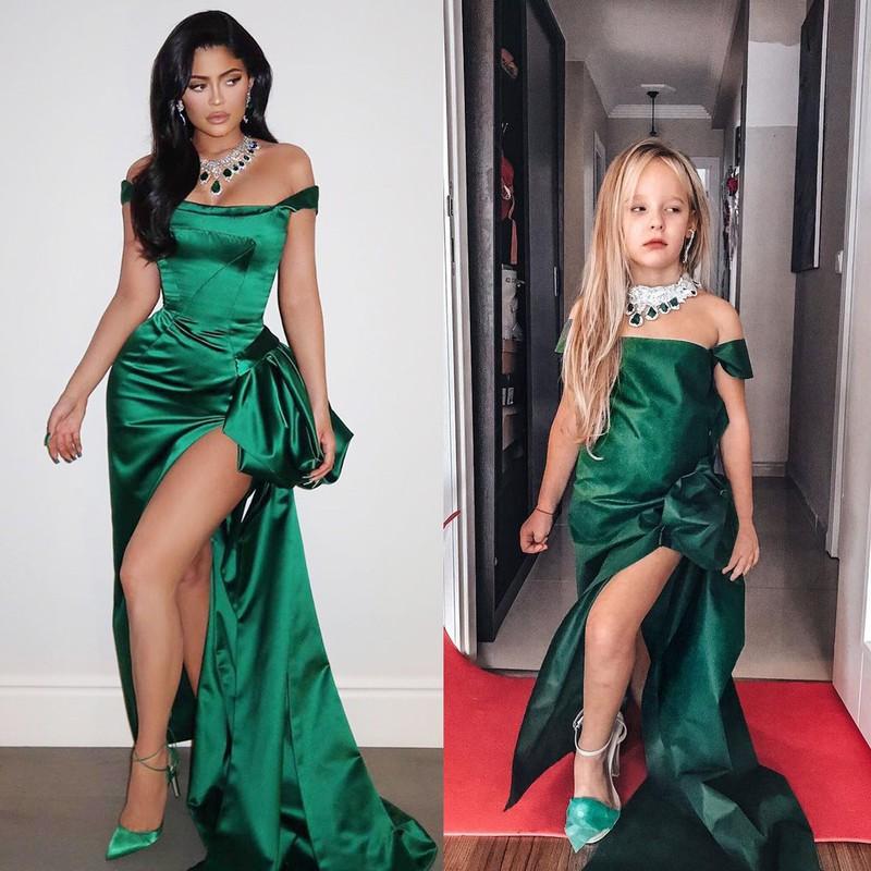 Hai mẹ con tái hiện váy hiệu từ vật liệu gần gũi-5