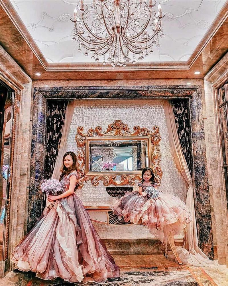 Gái út nhà Minh Nhựa bé tí dùng túi hiệu 60 triệu đụng hàng Ngọc Trinh-10