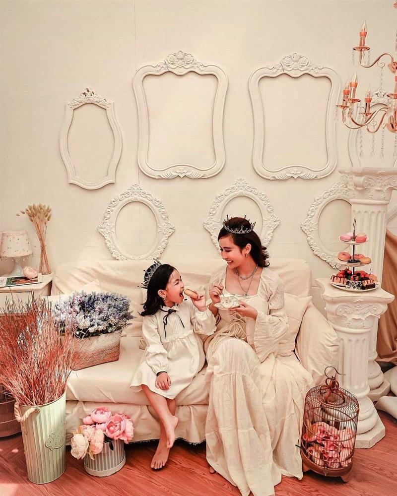 Gái út nhà Minh Nhựa bé tí dùng túi hiệu 60 triệu đụng hàng Ngọc Trinh-11