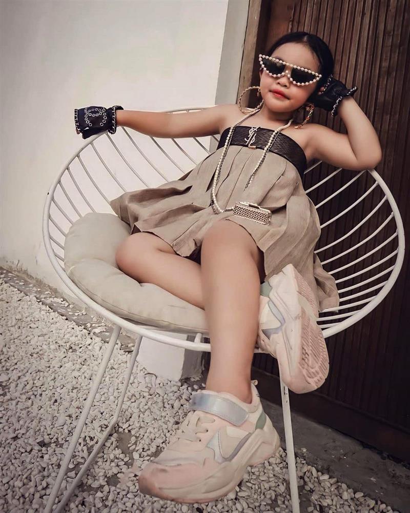 Gái út nhà Minh Nhựa bé tí dùng túi hiệu 60 triệu đụng hàng Ngọc Trinh-3