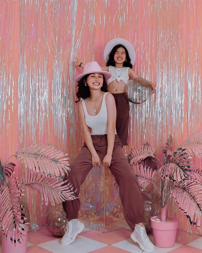 Gái út nhà Minh Nhựa bé tí dùng túi hiệu 60 triệu đụng hàng Ngọc Trinh-8