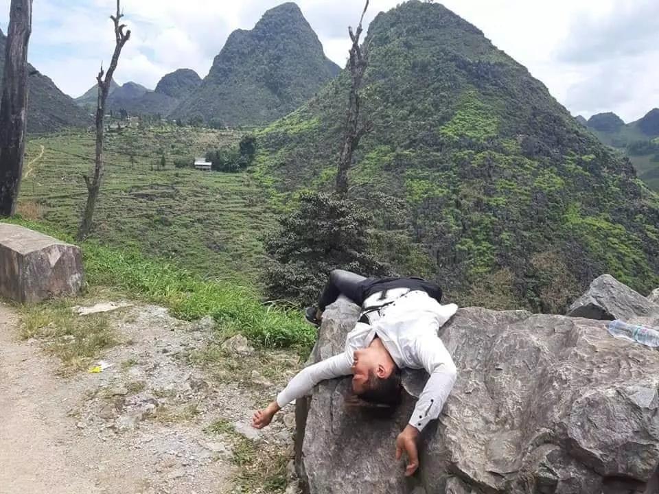 Những tư thế ngủ bất chấp của hội phượt thủ vì quá mệt-4