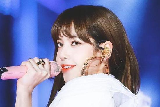 Lisa đá chân quá ngầu tưởng đâu nữ hoàng Ai Cập, fan muốn 'rớt tim'