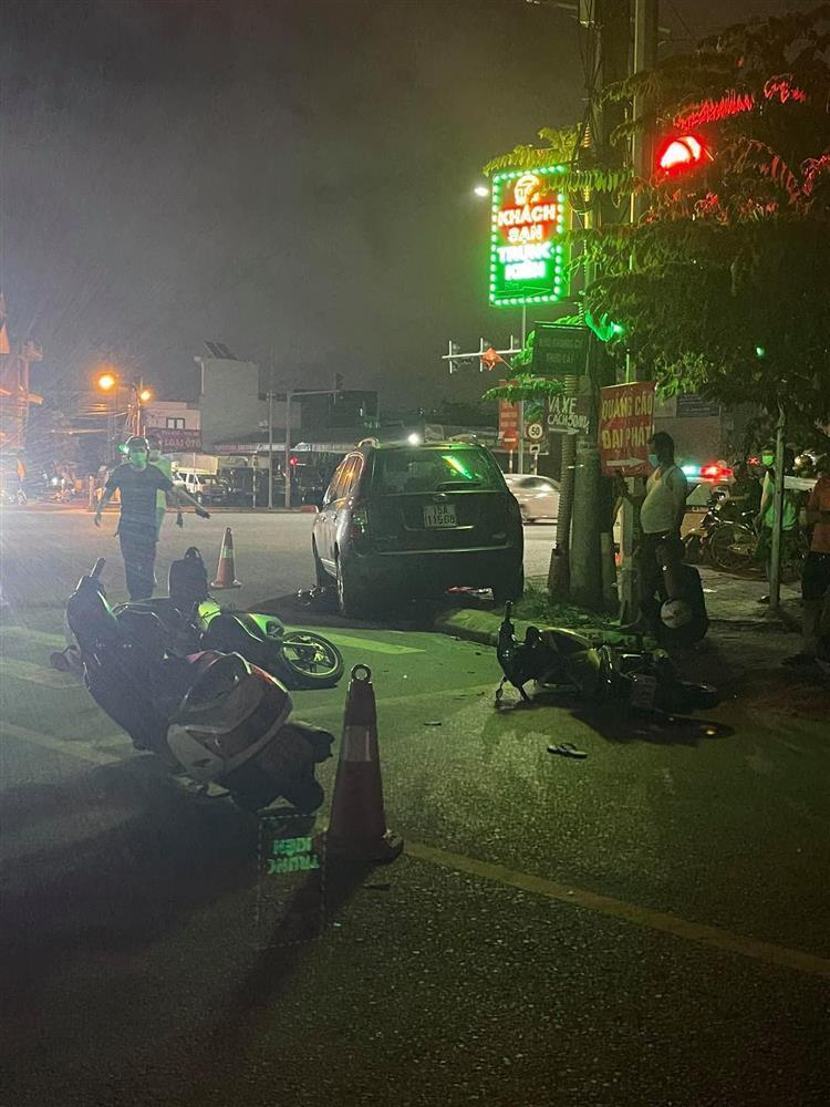 Clip: Hãi hùng khoảnh khắc ô tô húc văng hàng loạt xe máy dừng đèn đỏ-2