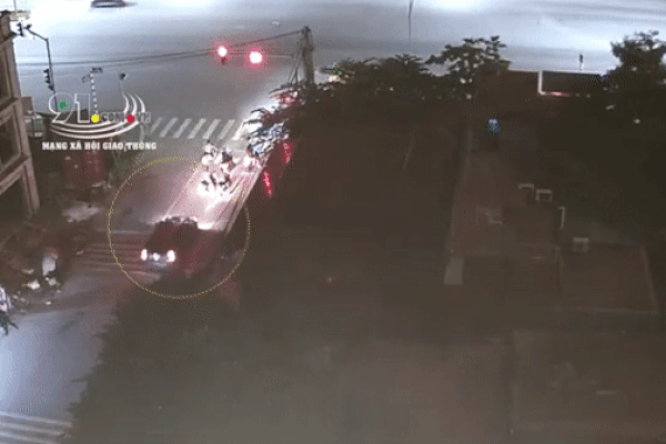 Clip: Hãi hùng khoảnh khắc ô tô húc văng hàng loạt xe máy dừng đèn đỏ