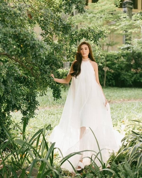 Khoảnh khắc Võ Hoàng Yến thướt tha trong chiếc váy trắng khép lại tin sao Việt.