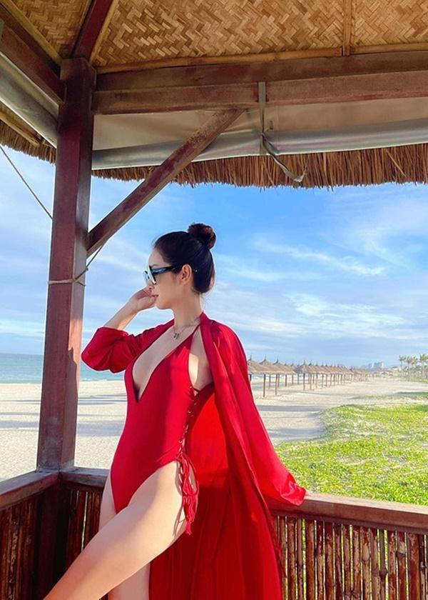 Bà mẹ 4 con Jennifer Phạm khiến nhiều chị em ghen tỵ bởi vóc dáng thọn gọn, nuột nà.