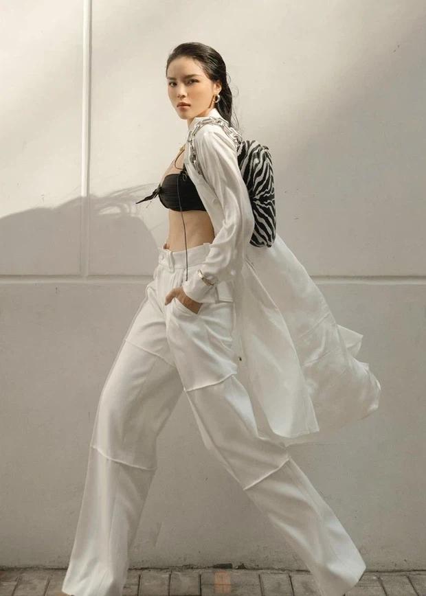 Kỳ Duyên xuất hiện với chiếc bra như lơ lửng giữa tòa thiên nhiên ngồn ngộn-1