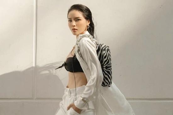 Kỳ Duyên xuất hiện với chiếc bra như lơ lửng giữa 'tòa thiên nhiên' ngồn ngộn