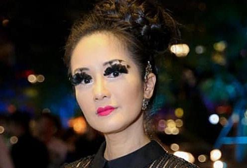 Không hiểu ý đồ của chuyên gia make-up là gì mà gắn quả lông mi nặng nề như hai chiếc chổi lên mắt Diva Hồng Nhung.