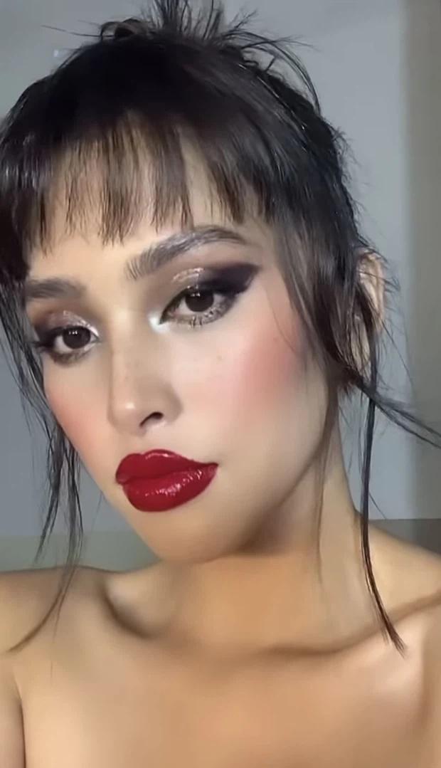 Tuy nhiên, được biết đây là layout make-up cho một bộ hình tạp chí mới của Tiểu Vy. Không biết lên hình trông ra sao nhưng về cơ bản thì vẫn không hợp với người đẹp sinh năm 2000 cho lắm.