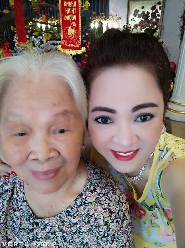 Xuất hiện ảnh bà Phương Hằng chụp cùng mẹ già 90 tuổi-2