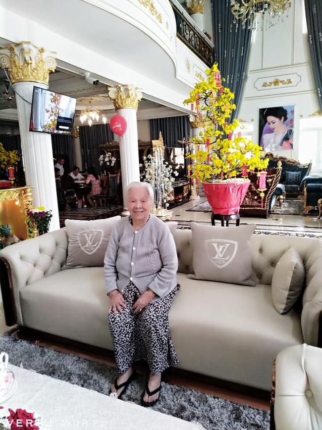 Bà Phương Hằng diện đồ xì tin, khoe Rolls-Royce màu hồng 30 tỷ-10