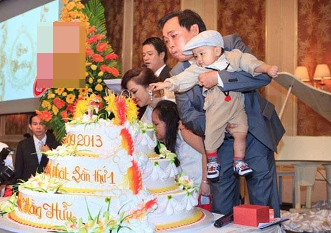 Bà Phương Hằng diện đồ xì tin, khoe Rolls-Royce màu hồng 30 tỷ-8