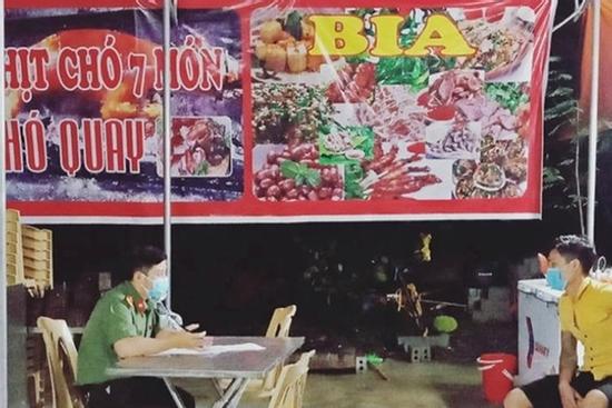 Những F1 thản nhiên tụ tập ăn nhậu hát hò, gieo 'tai vạ' cho cộng đồng