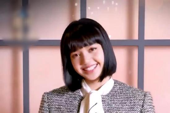 Fan la ó stylist BLACKPINK vì cho Lisa đội tóc giả quá lộ liễu