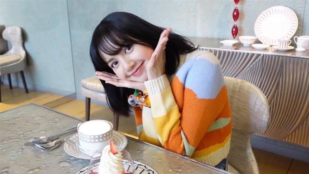 Fan la ó stylist BLACKPINK vì cho Lisa đội tóc giả quá lộ liễu-2