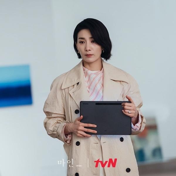 Tạo hình Kim Seo Hyung trong Mine khiến nhiều cô gái bị bẻ cong giới tính-11