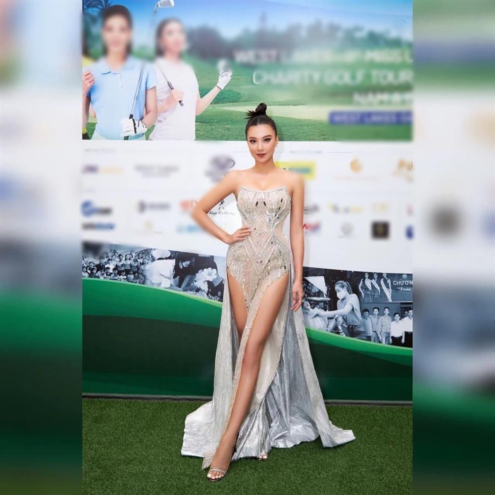 Kim Duyên diện đầm xẻ tứ tung catwalk khiến netizen ná thở sợ lộ hàng-1