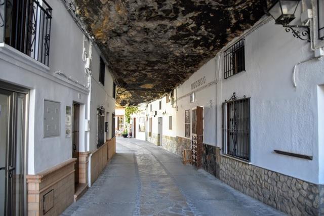 Kỳ lạ thị trấn đá đè toàn nhà không mái, chỉ thấy mặt tiền ở Tây Ban Nha-9