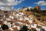 Kỳ lạ thị trấn 'đá đè' toàn nhà không mái, chỉ thấy mặt tiền ở Tây Ban Nha