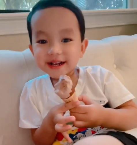 Cưng xỉu khi nghe con trai Phạm Hương tập nói tiếng Việt-1