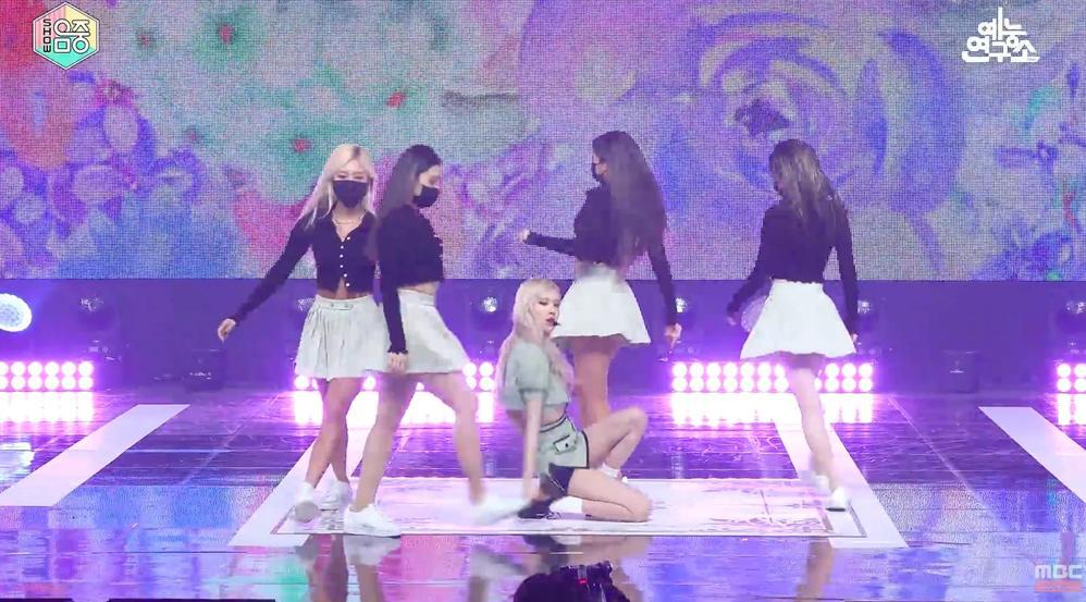 Rosé thở phào vì trượt ngã nhưng may thay chưa bị lộ hết vòng 3-2