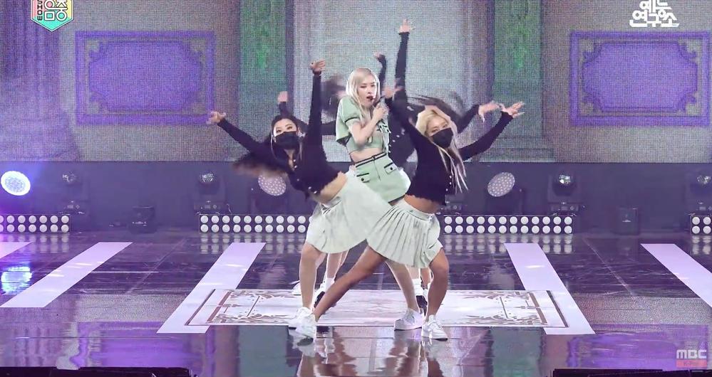 Rosé thở phào vì trượt ngã nhưng may thay chưa bị lộ hết vòng 3-3