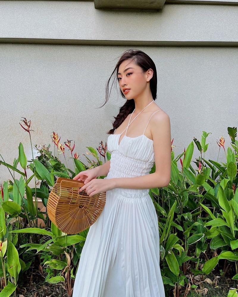 Cùng diện style cả cây đen: Thúy Vi khoe vòng 1 bỏng mắt - Tiểu Vy kín đáo-6