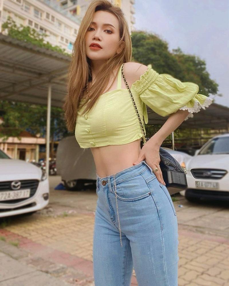 Cùng diện style cả cây đen: Thúy Vi khoe vòng 1 bỏng mắt - Tiểu Vy kín đáo-8