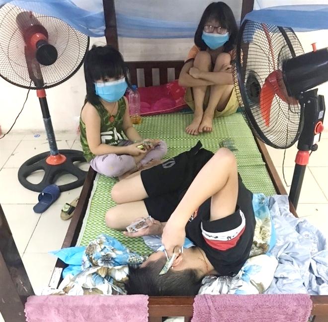 Bố là bệnh nhân COVID-19 vừa qua đời, 2 con nhỏ tự chăm nhau trong khu cách ly-2