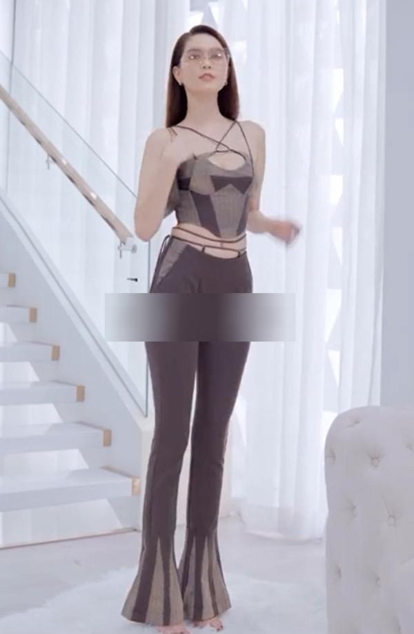 Nữ hoàng nội y để nhân viên thay đồ giúp khiến dân mạng toát mồ hôi-5