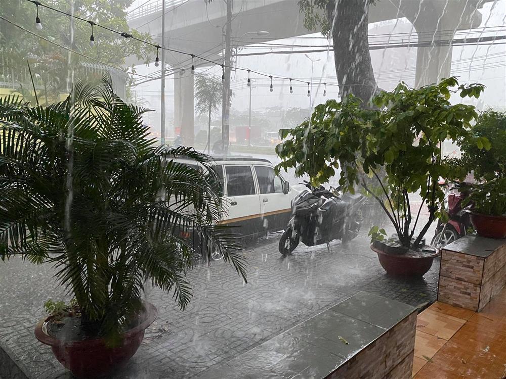 TP.HCM: Mưa lớn nhiều tuyến đường ngập nặng, phương tiện la liệt chết máy-1