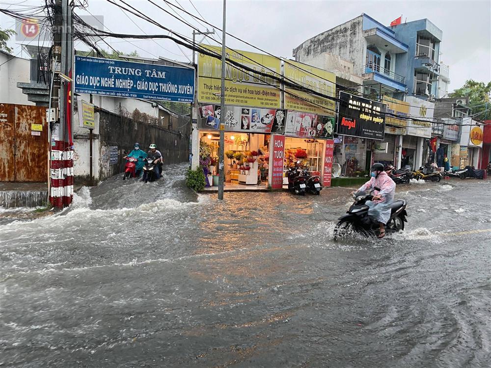 TP.HCM: Mưa lớn nhiều tuyến đường ngập nặng, phương tiện la liệt chết máy-5