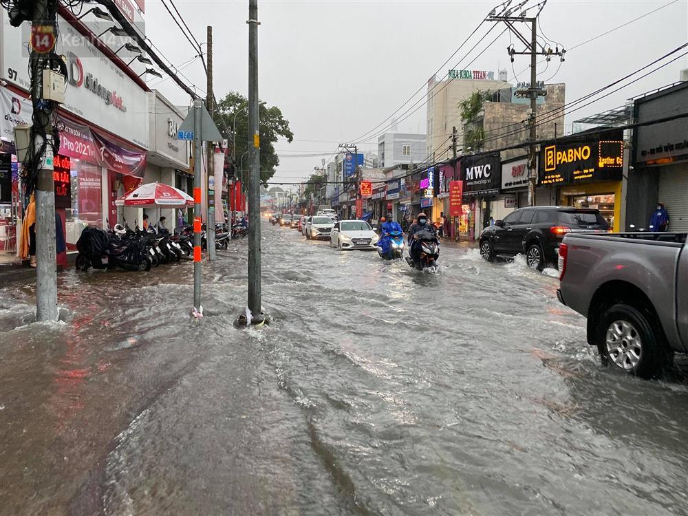 TP.HCM: Mưa lớn nhiều tuyến đường ngập nặng, phương tiện la liệt chết máy-6