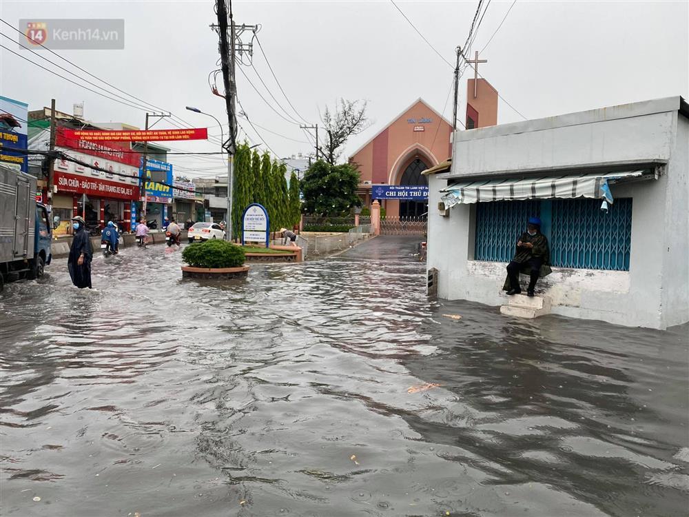 TP.HCM: Mưa lớn nhiều tuyến đường ngập nặng, phương tiện la liệt chết máy-9