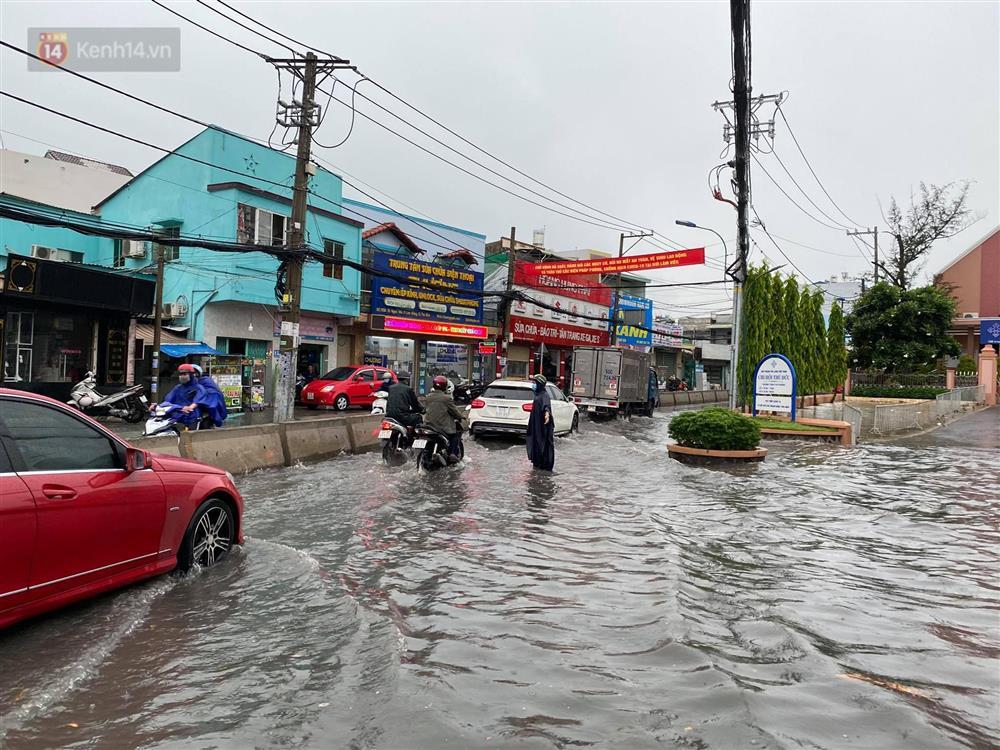 TP.HCM: Mưa lớn nhiều tuyến đường ngập nặng, phương tiện la liệt chết máy-10
