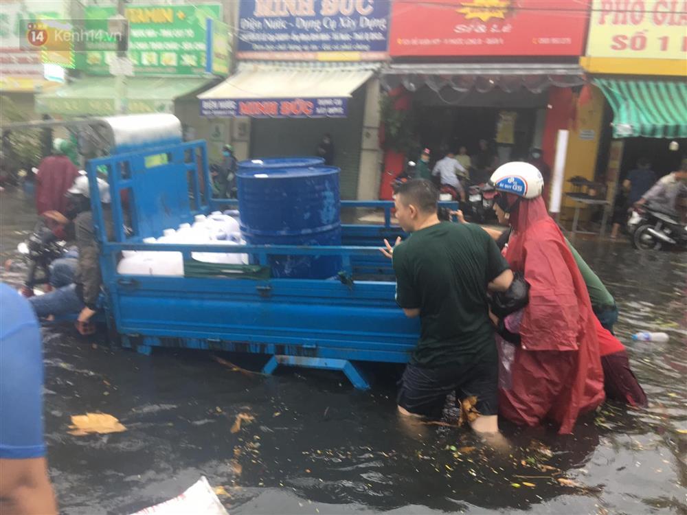TP.HCM: Mưa lớn nhiều tuyến đường ngập nặng, phương tiện la liệt chết máy-13