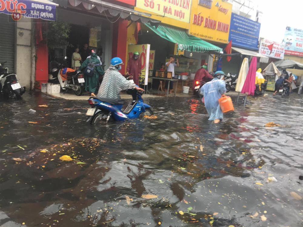 TP.HCM: Mưa lớn nhiều tuyến đường ngập nặng, phương tiện la liệt chết máy-14